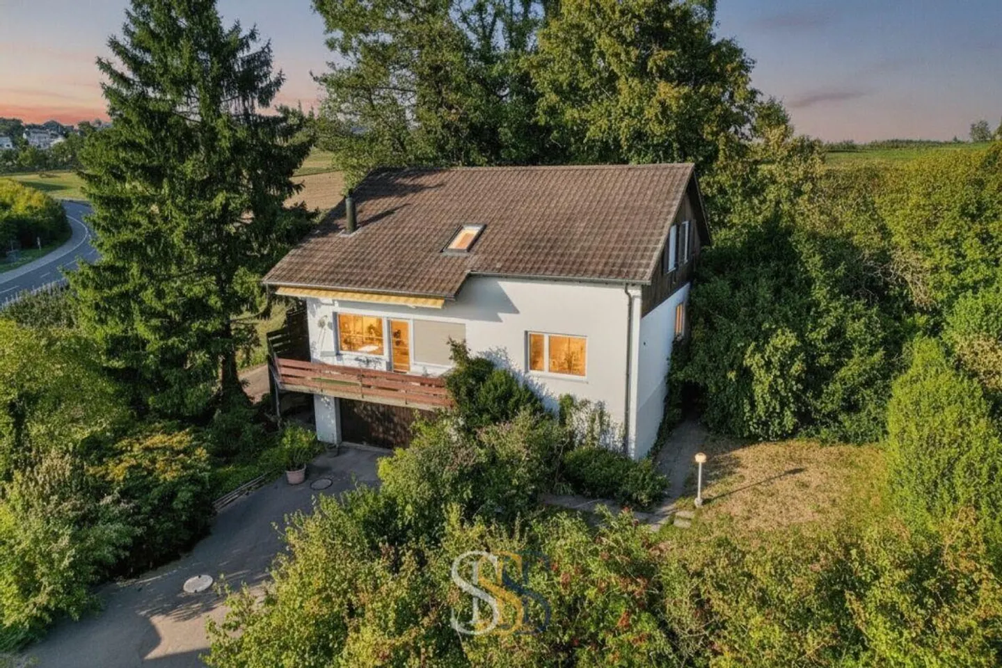 Affascinante casa unifamiliare con vista e grande giardino - Foto 1 di 16