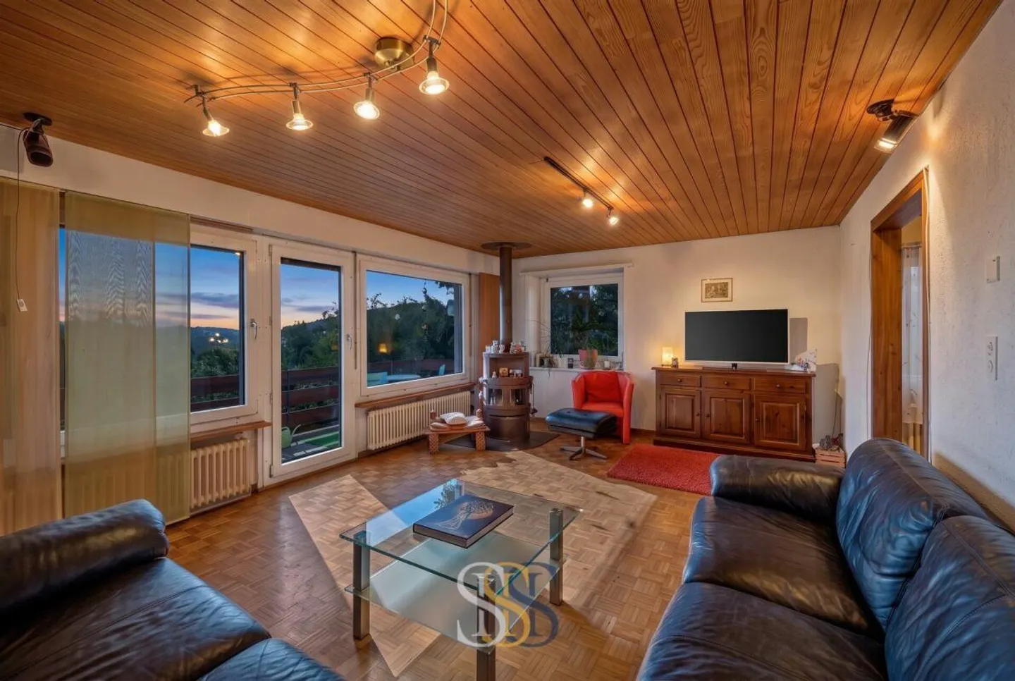 Affascinante casa unifamiliare con vista e grande giardino - Foto 7 di 16