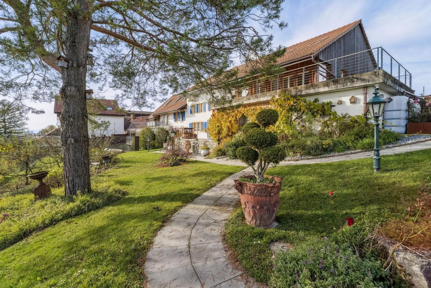 Extraordinary property with lake view in Bellerive - Photo 2 of 13