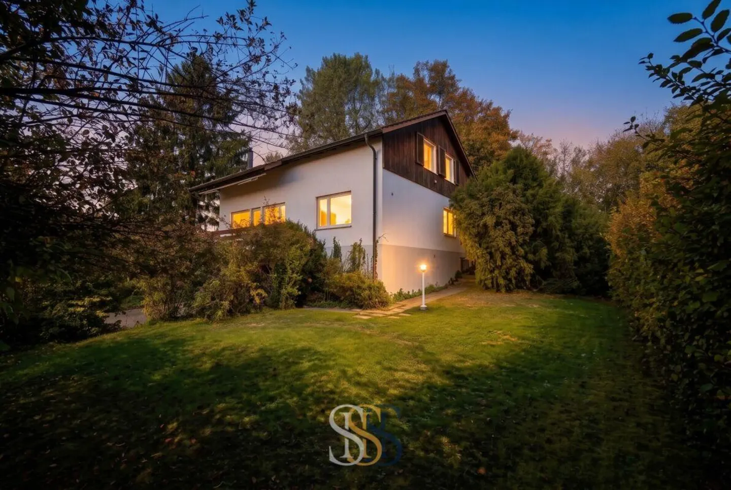 Affascinante casa unifamiliare con vista e grande giardino - Foto 3 di 16