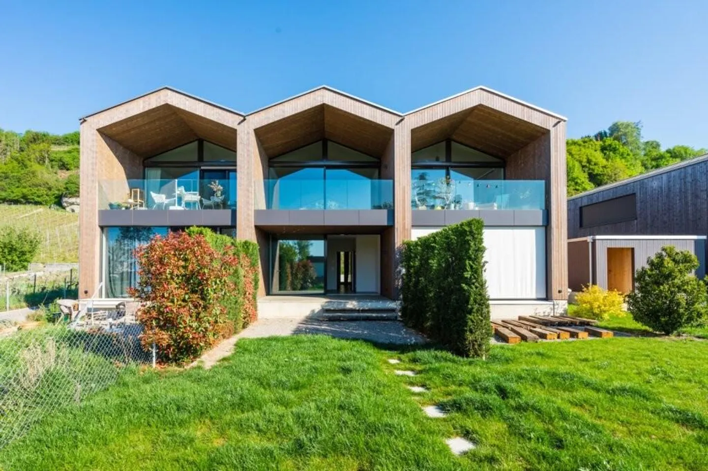 La tua nuova casa da sogno con giardino sul lago di Murten! - Foto 1 di 11