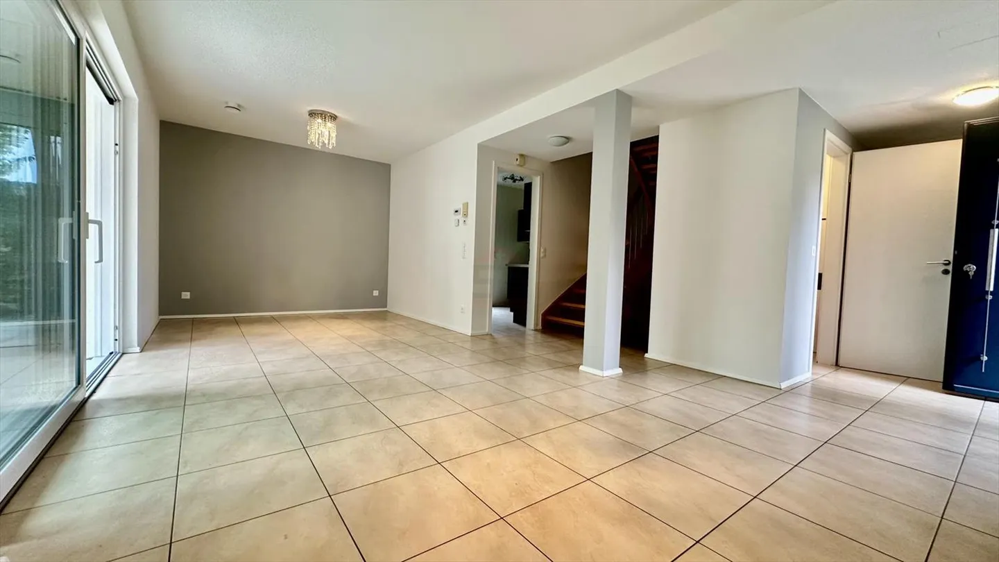 Incantevole casa semi-indipendente di 5 stanze con un bel giardino privato - Foto 3 di 13