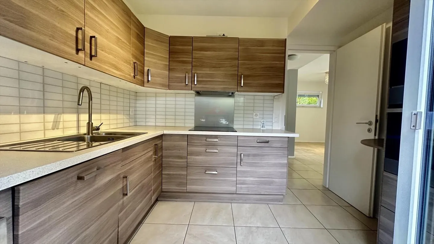 Incantevole casa semi-indipendente di 5 stanze con un bel giardino privato - Foto 5 di 13