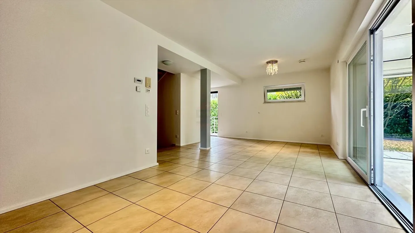 Incantevole casa semi-indipendente di 5 stanze con un bel giardino privato - Foto 4 di 13