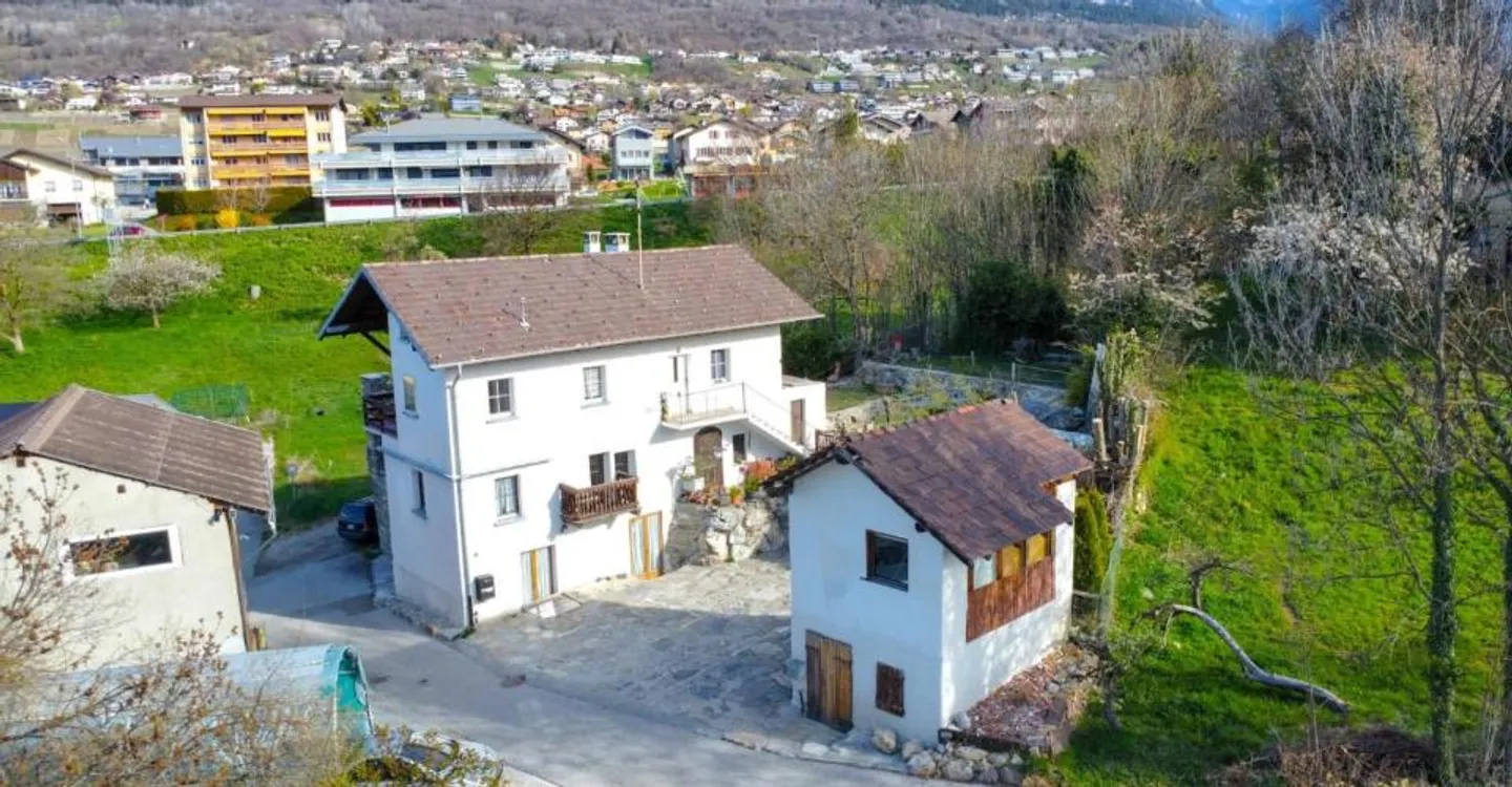 Yield building in Savièse with adjoining barn - Photo 2 of 12