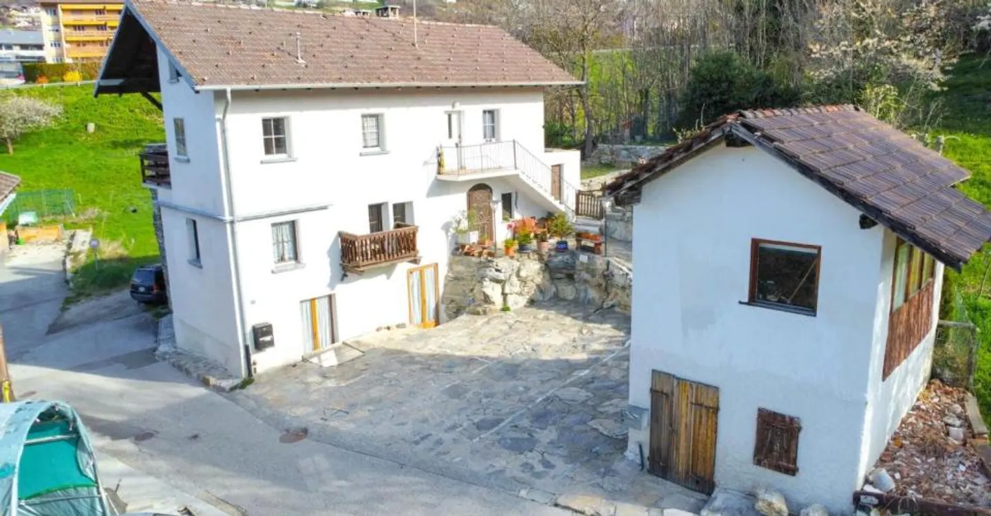 Yield building in Savièse with adjoining barn - Photo 3 of 12