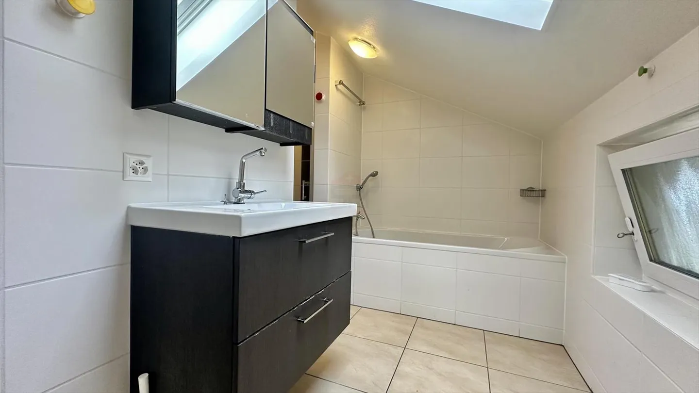 Incantevole casa semi-indipendente di 5 stanze con un bel giardino privato - Foto 11 di 13