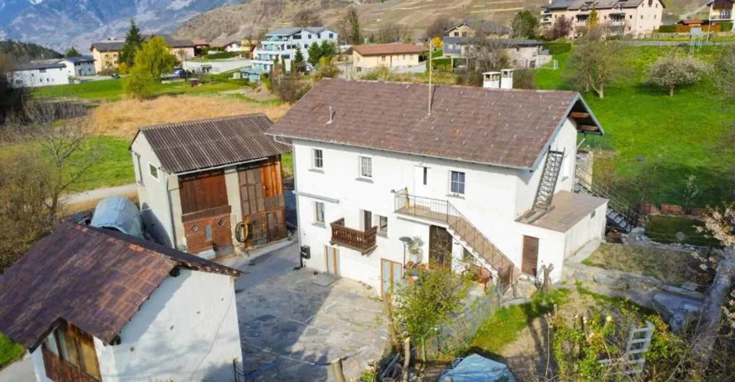 Yield building in Savièse with adjoining barn - Photo 4 of 12