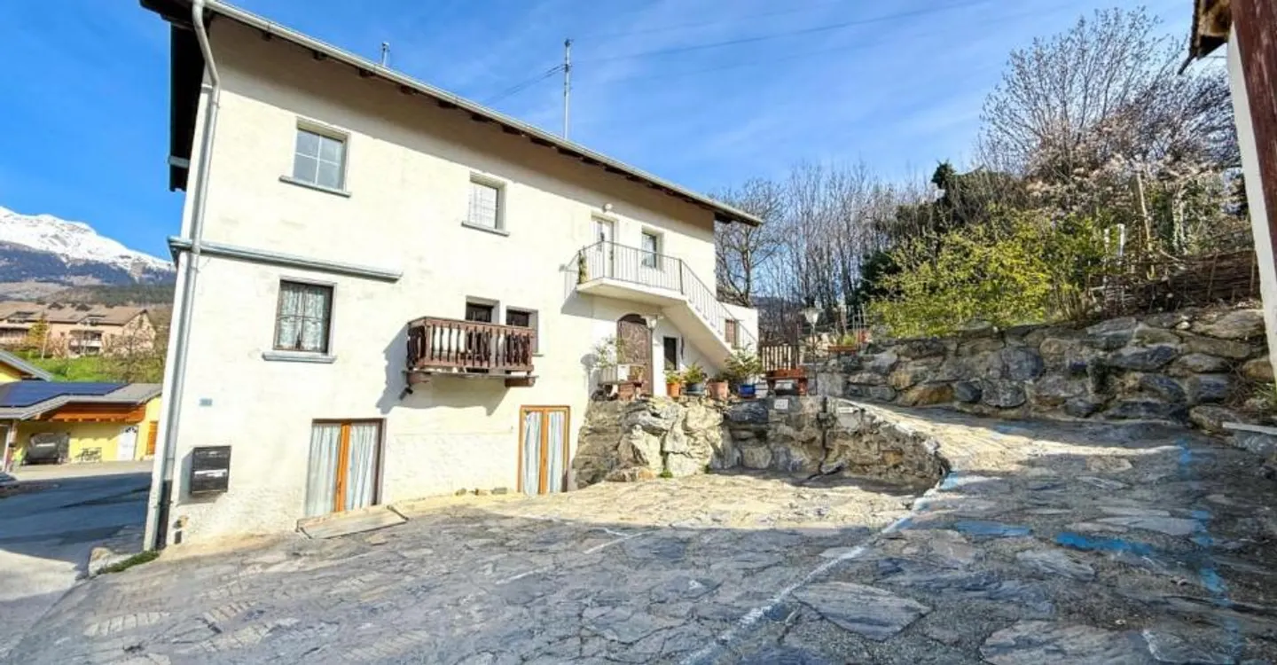 Yield building in Savièse with adjoining barn - Photo 10 of 12