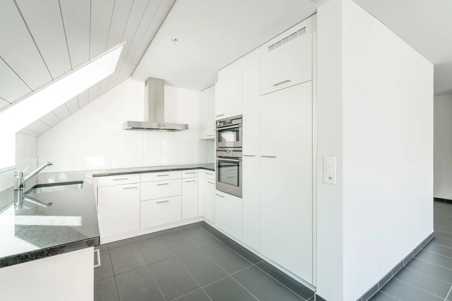 Appartement en duplex de 3,5 pièces avec balcon de 26 m² - Photo 4 sur 11
