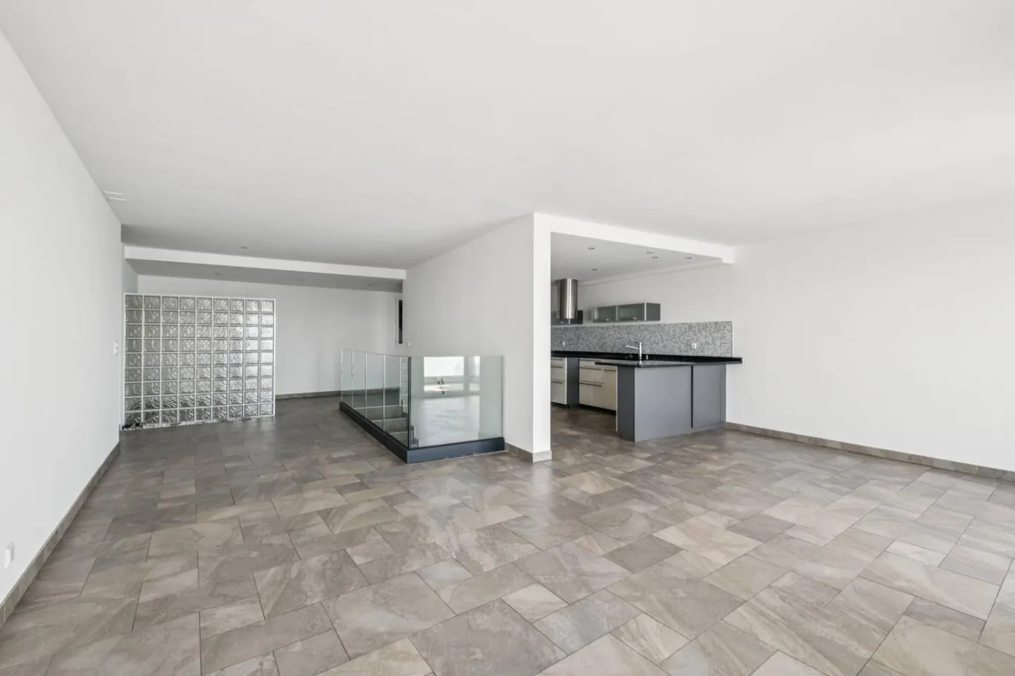 Duplex élégant avec vue panoramique sur le lac Léman - Photo 3 sur 10