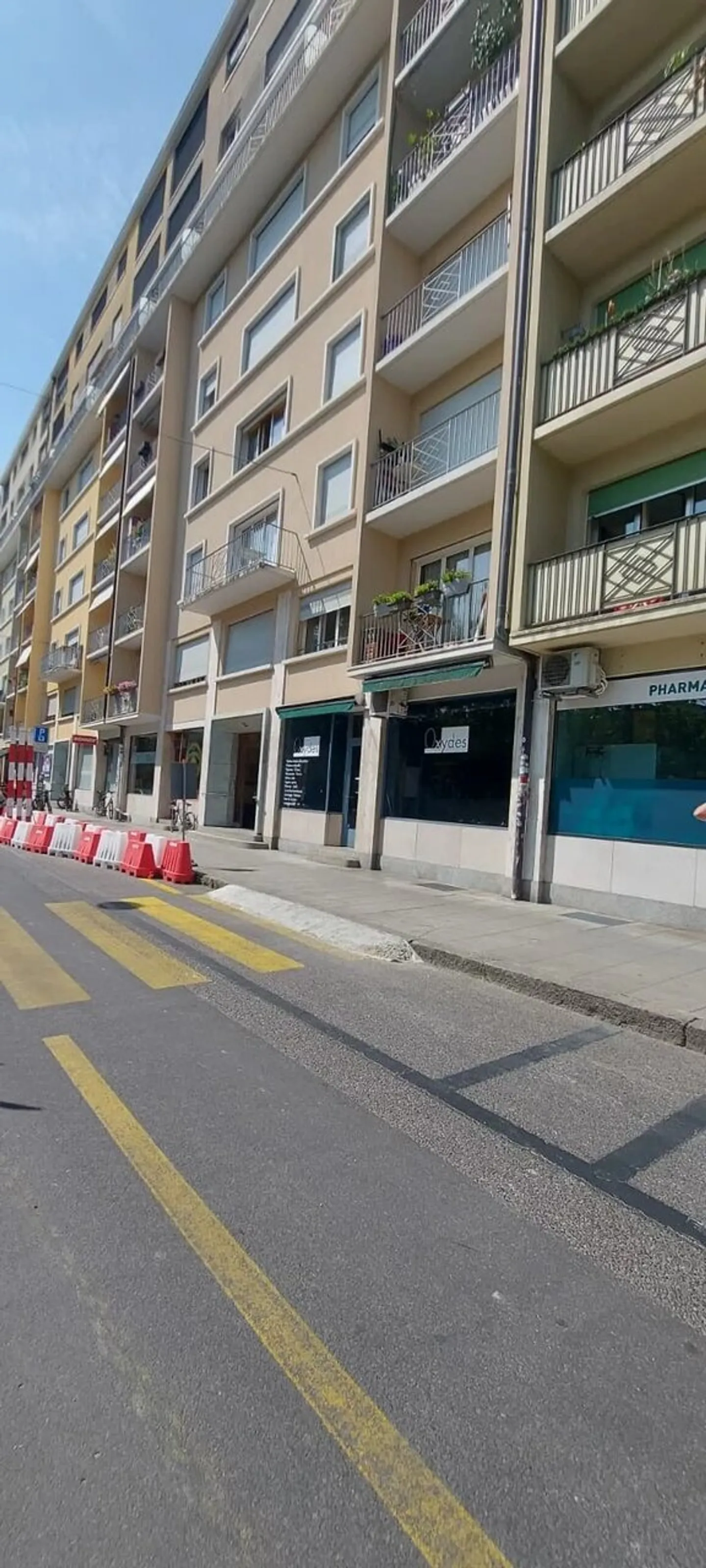 Arcade commercial property in a preferred location in Carouge - Photo 1 of 6