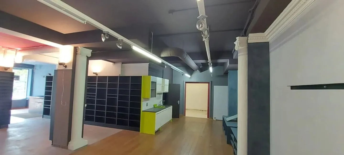 Arcade commercial property in a preferred location in Carouge - Photo 3 of 6