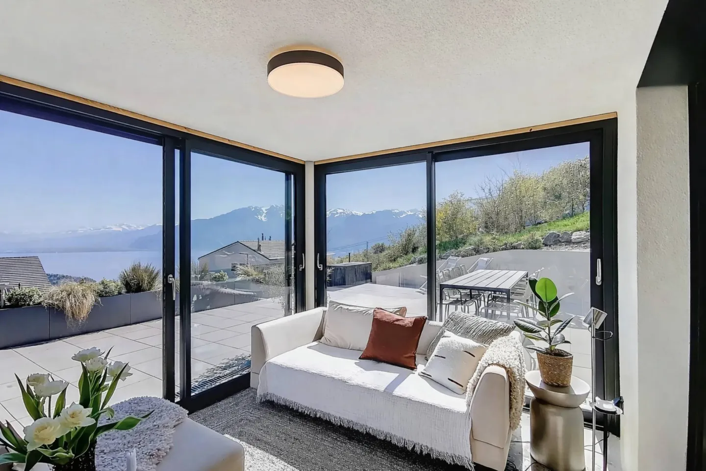 Moderne Villa mit atemberaubendem Blick - Foto 1 von 11