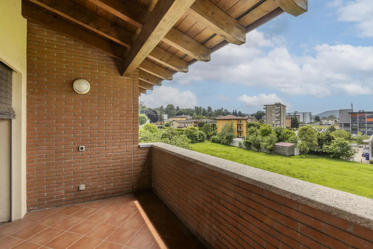 STUPENDES DACHGESCHOSS 3.5 MIT FREIER SICHT IN MENDRISIO ZENTRUM - Foto 4 di 9