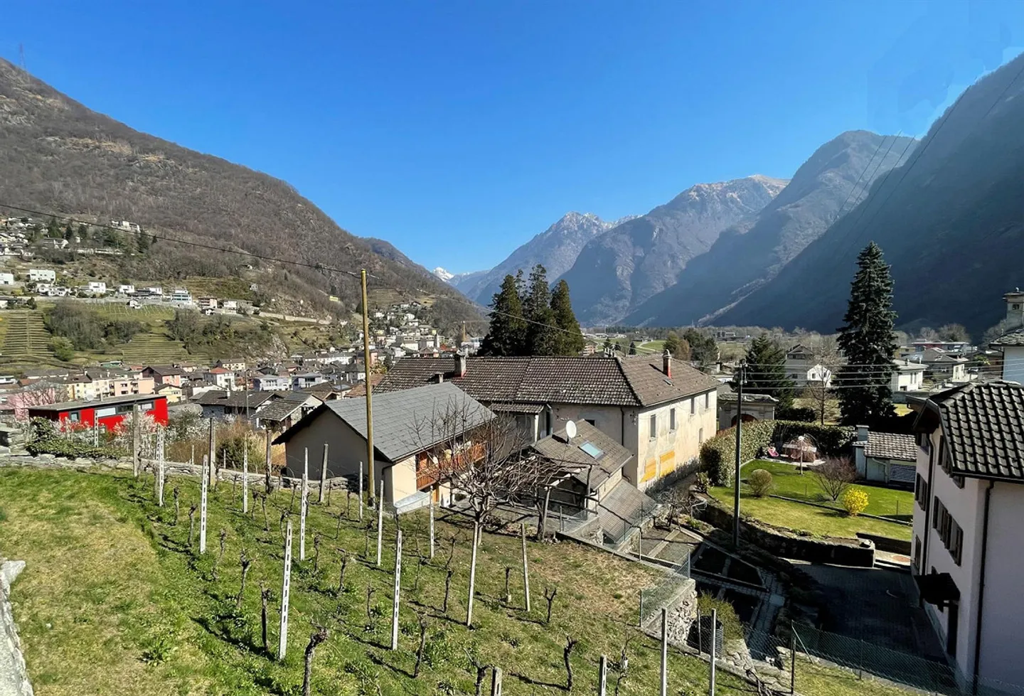 Terrain constructible de 2370 m² avec permis de construire approuvé - Photo 1 sur 12