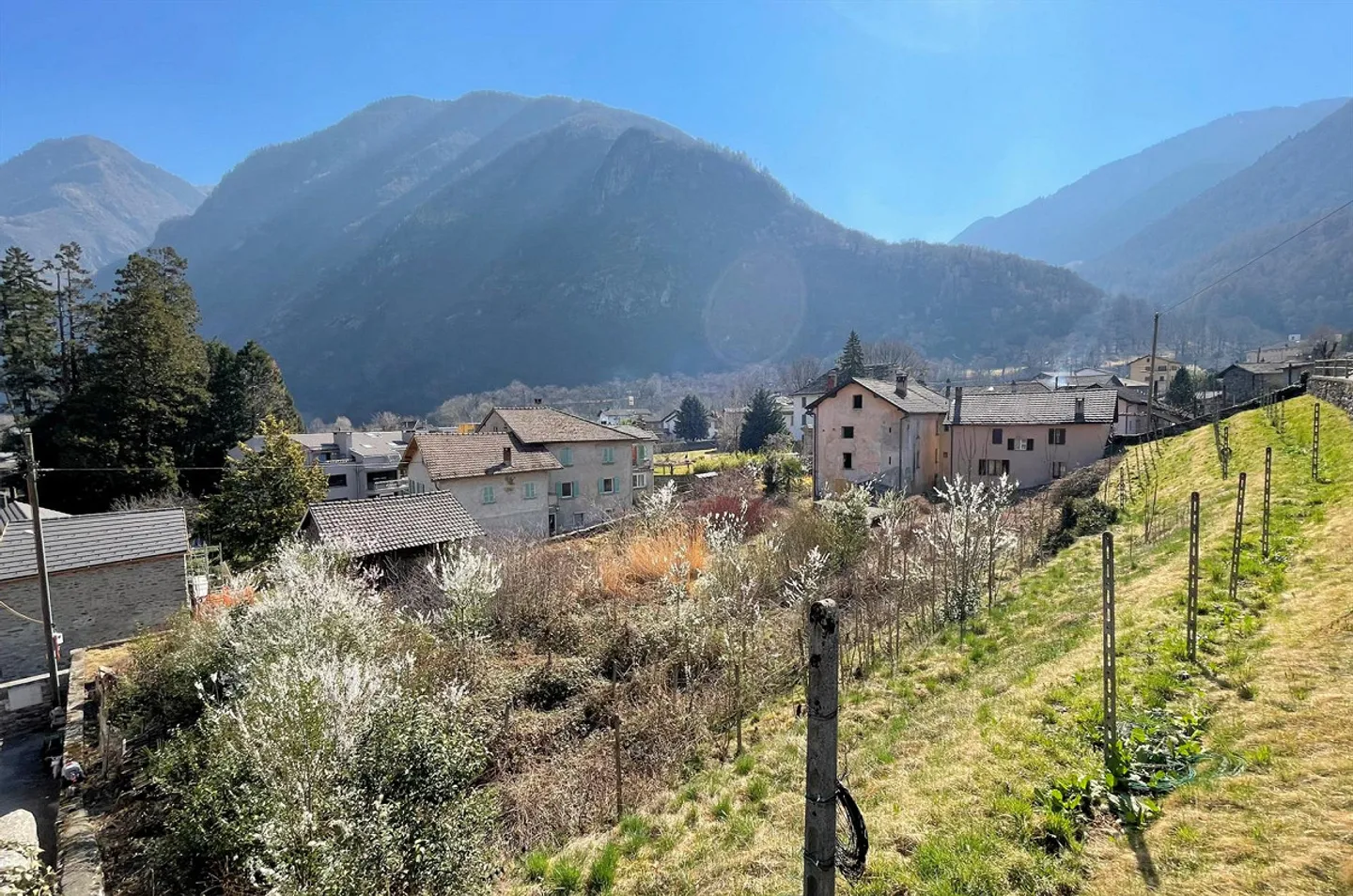 Terrain constructible de 2370 m² avec permis de construire approuvé - Photo 2 sur 12