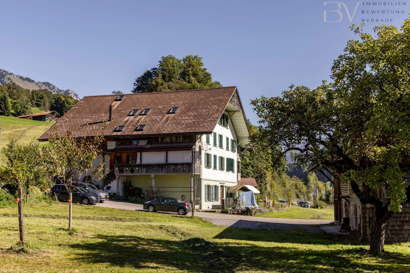 Maison de 3 familles avec grange - Photo 2 sur 9