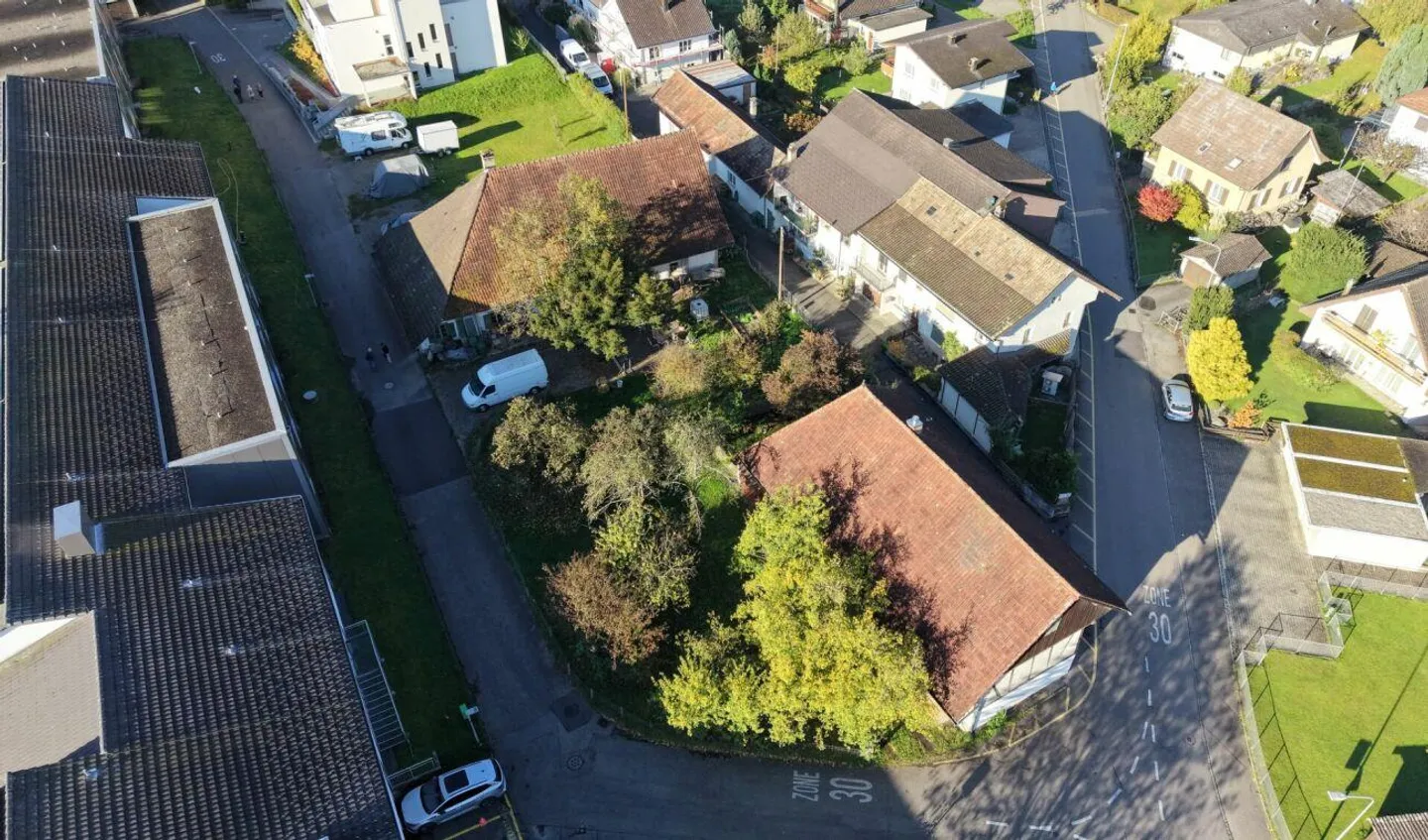 Terrain à bâtir avec propriétés à démolir - Photo 2 sur 4