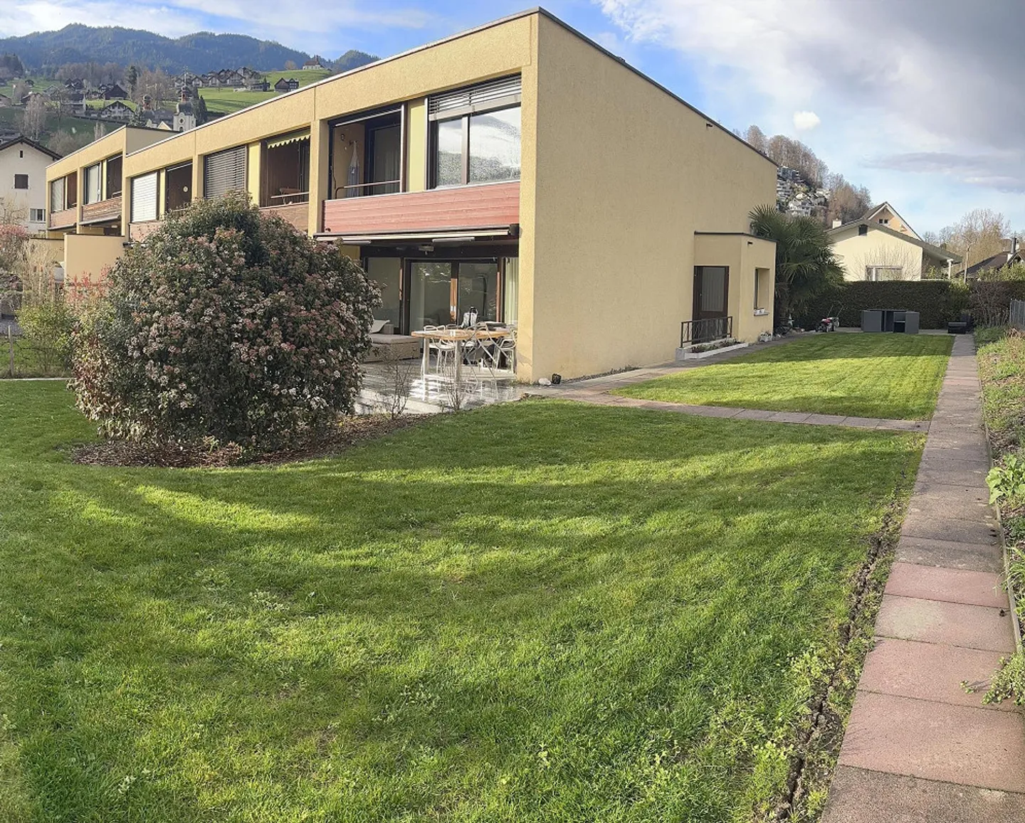 Beautiful 5 ½ row house in Sarnen - Photo 1 of 17