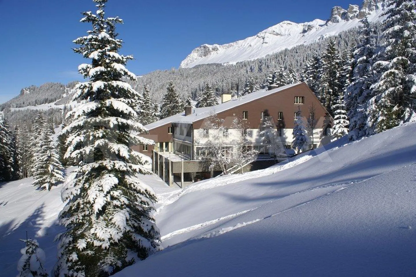 Casa per ospiti e proprietà multifunzionale nel cuore della zona turistica di Lenzerheide - Foto 3 di 13