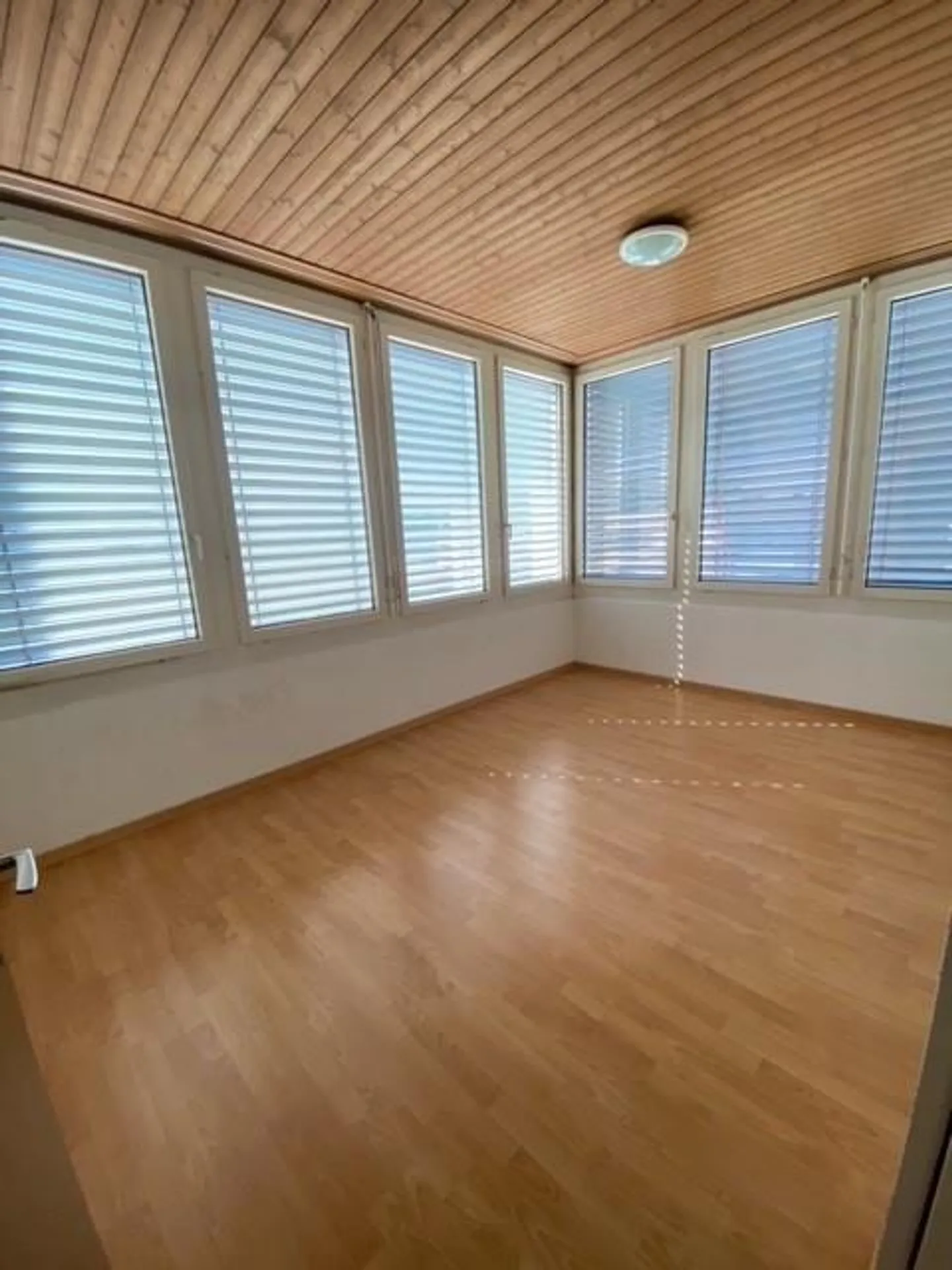 Sunny 4 Room Apartment in Hünenberg - Photo 3 of 7