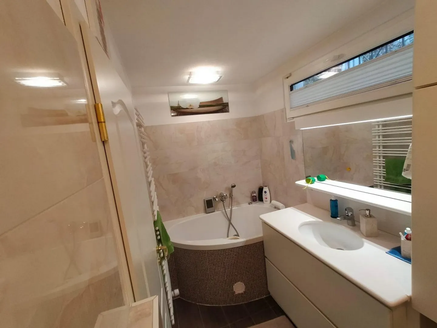 Duplex di 7 1/2 locali all'ultimo piano in una posizione panoramica molto tranquilla e soleggiata - Foto 16 di 20