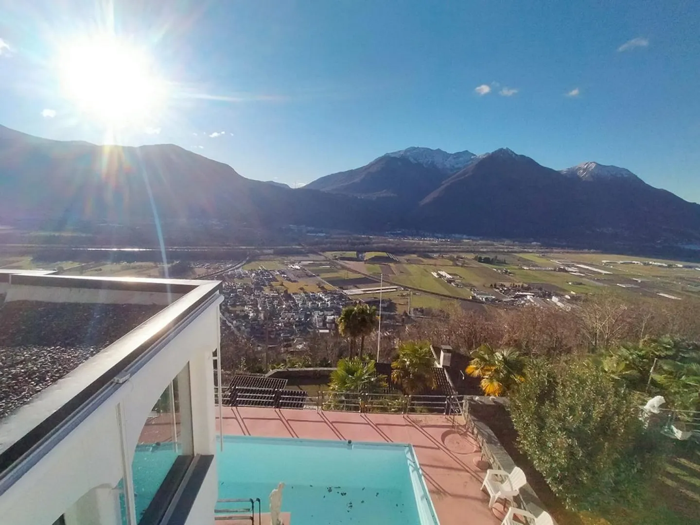 Duplex di 7 1/2 locali all'ultimo piano in una posizione panoramica molto tranquilla e soleggiata - Foto 17 di 20