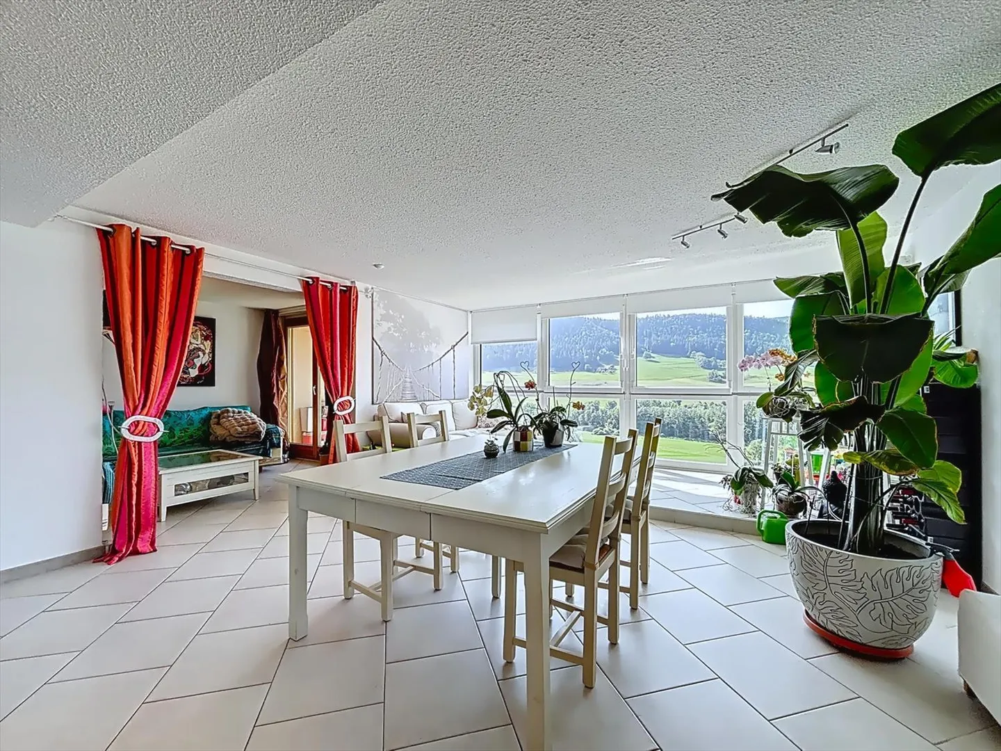 Un nid d'aigle - Bel appartement en attique à Couvet - Photo 3 sur 10