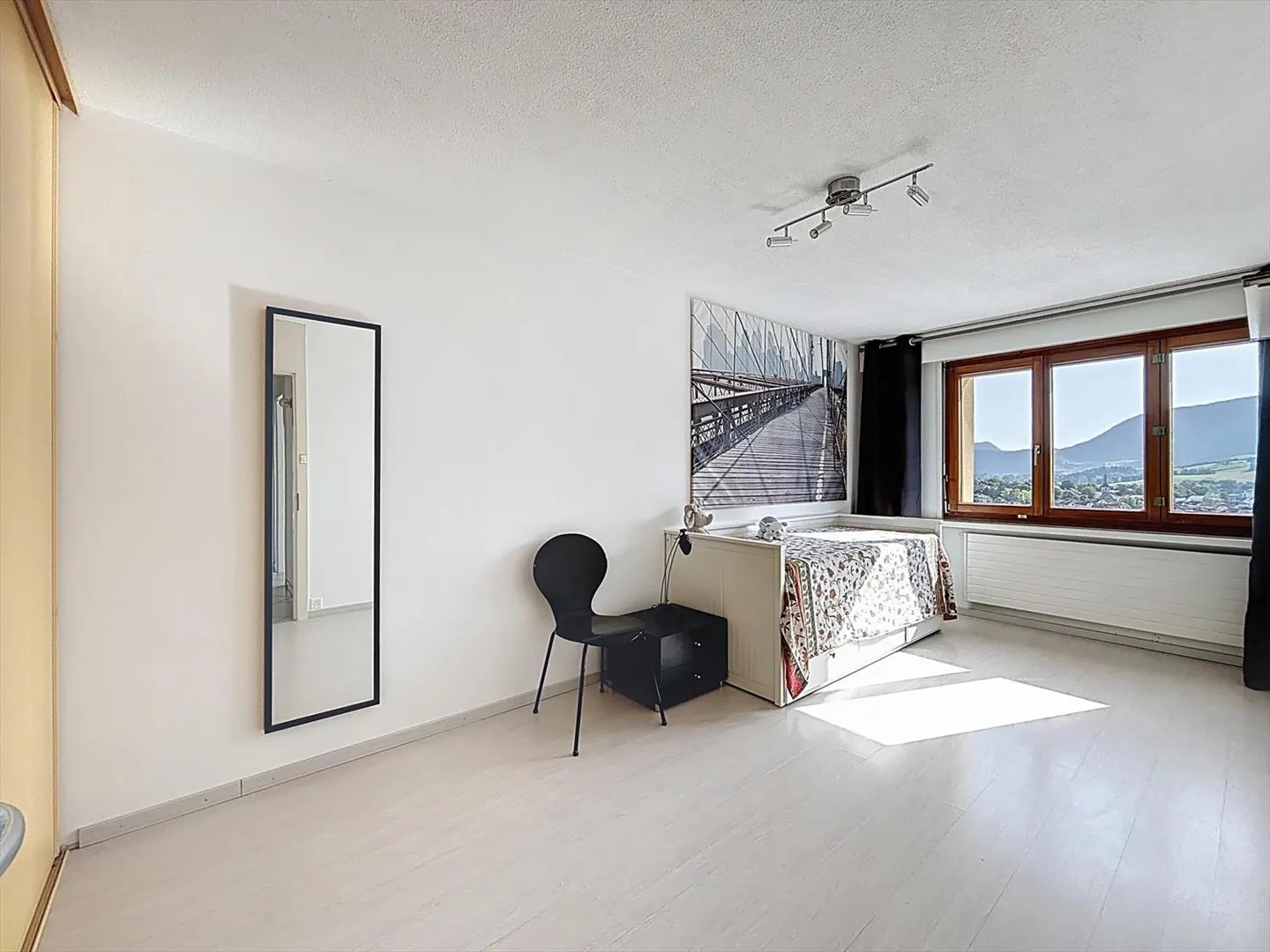 Un nid d'aigle - Bel appartement en attique à Couvet - Photo 8 sur 10