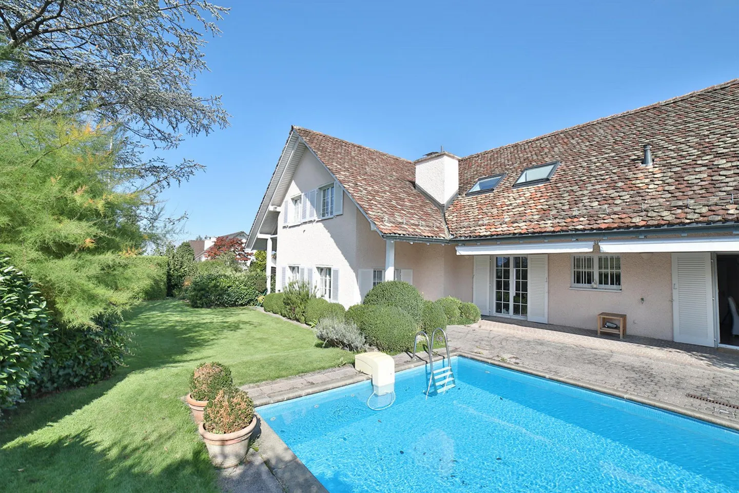 Exclusive villa with pool & large garden in a quiet location (ZH Oberland) - Photo 2 of 17