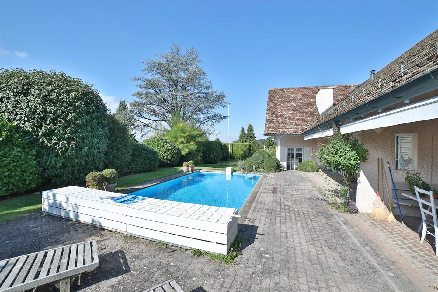 Exclusive villa with pool & large garden in a quiet location (ZH Oberland) - Photo 4 of 17