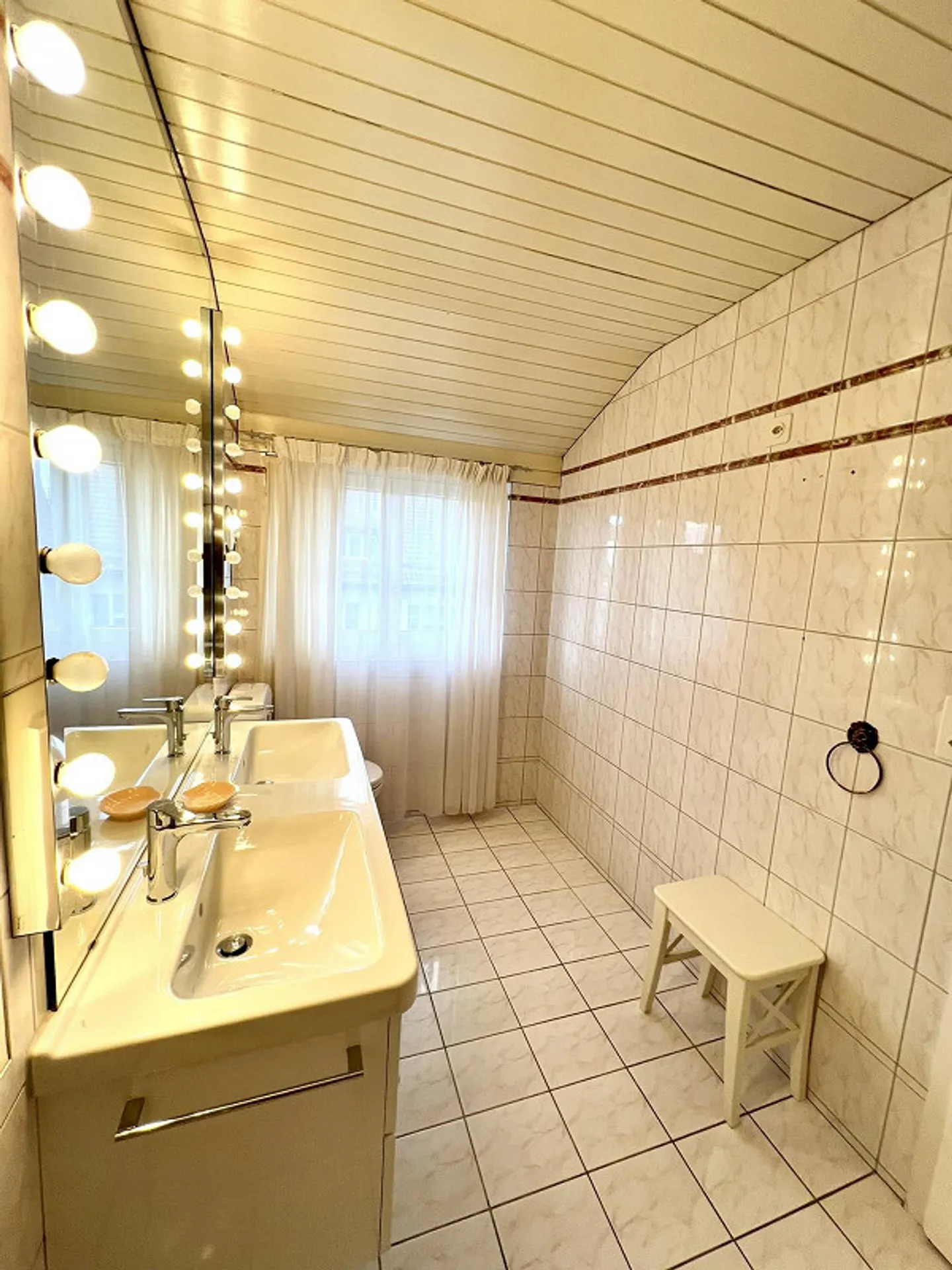 Exclusive villa with pool & large garden in a quiet location (ZH Oberland) - Photo 11 of 17