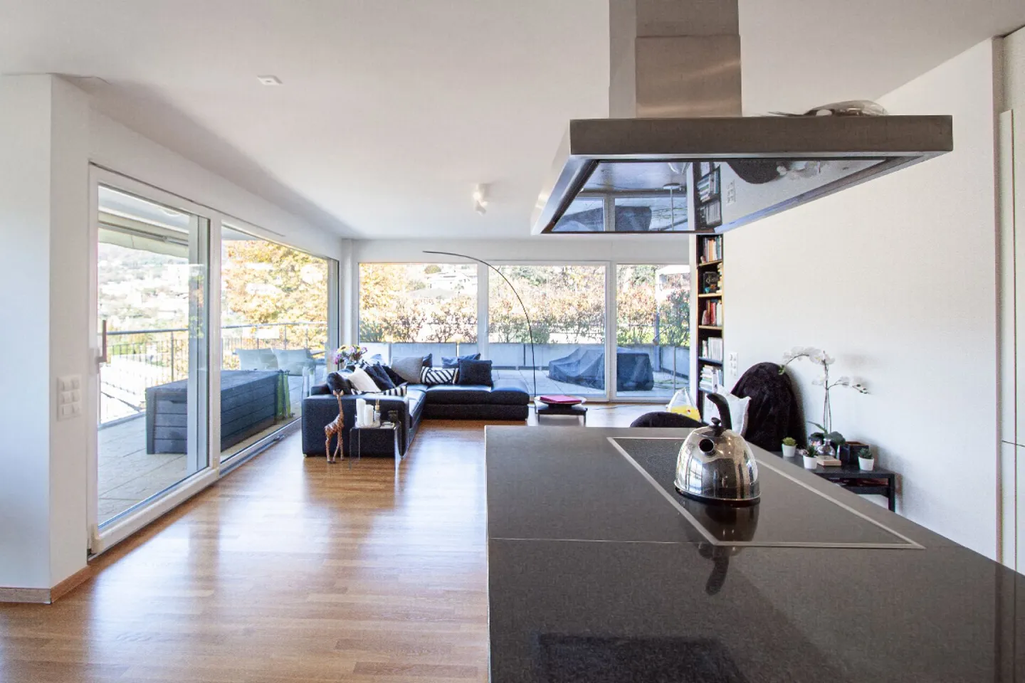 Penthouse ensoleillé dans une résidence avec piscine, salle de sport et sauna - Photo 3 sur 13