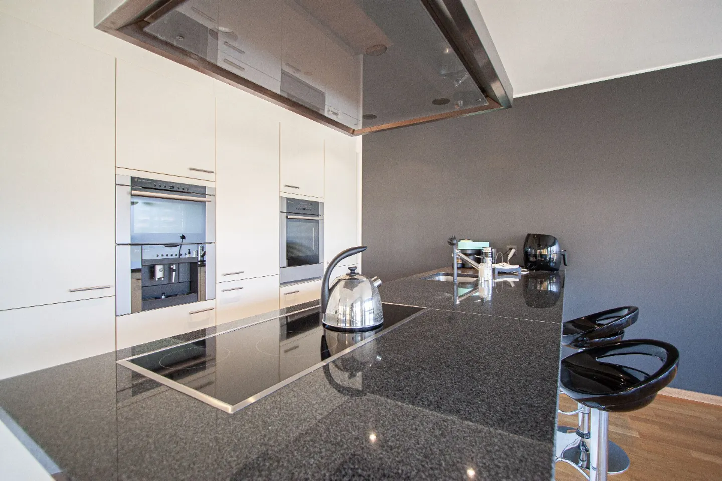 Penthouse ensoleillé dans une résidence avec piscine, salle de sport et sauna - Photo 4 sur 13