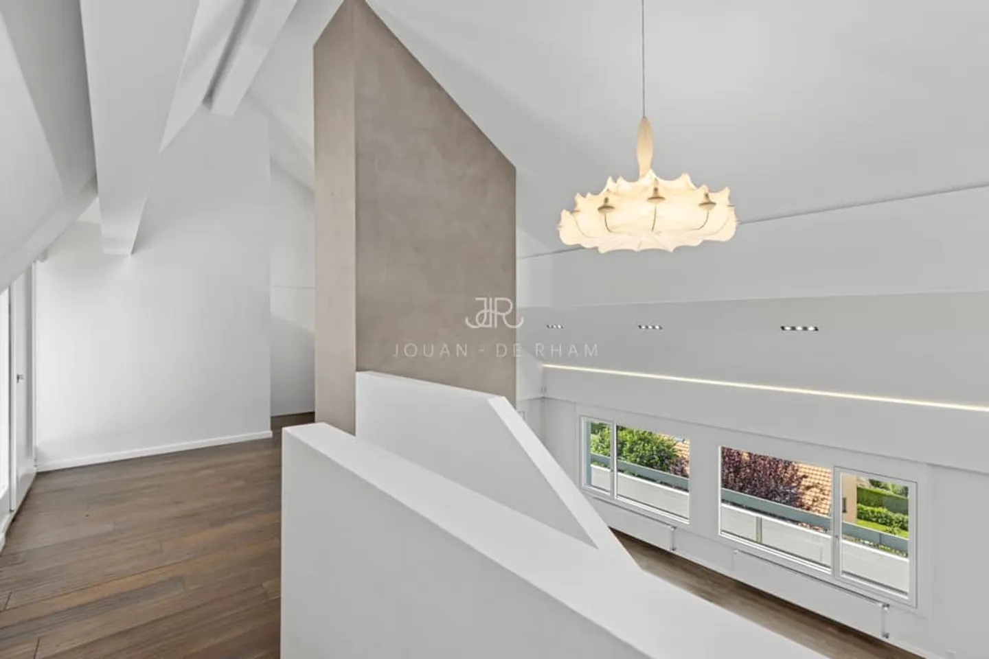 Magnificent contemporary house with stunning view - Photo 3 of 9