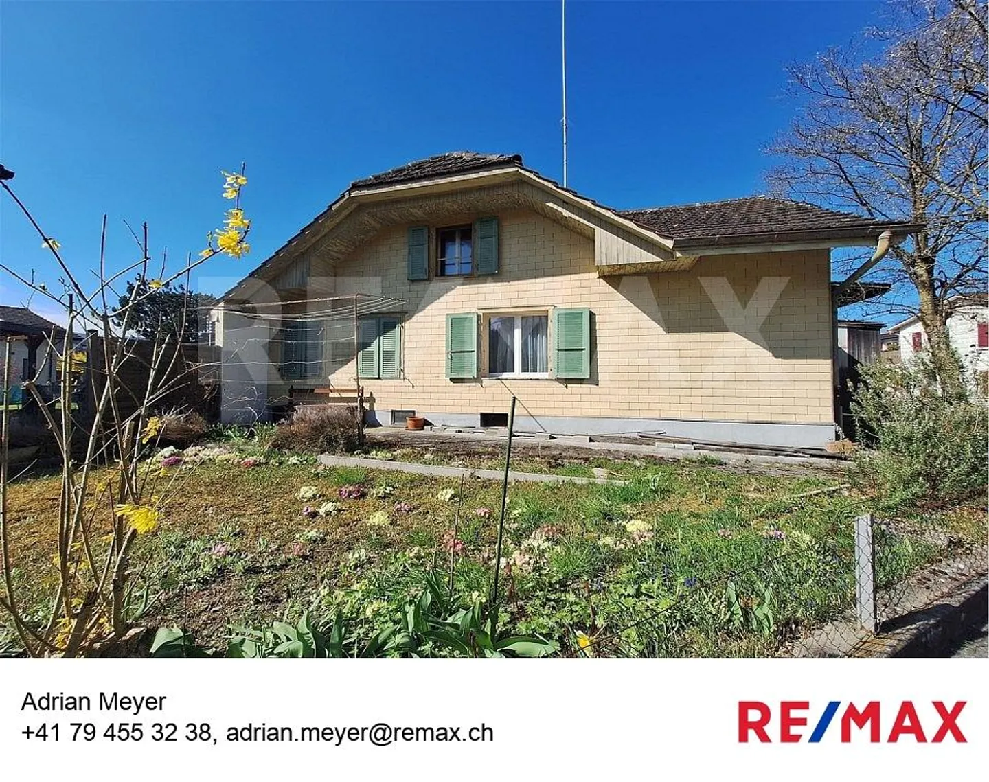 Now CHF 780,000 instead of CHF 950,000 | Renovation property with development potential - Photo 1 of 12