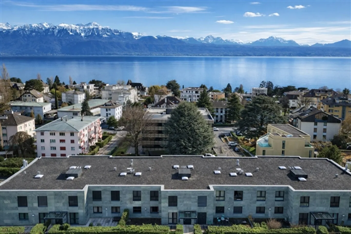 Contemporary Semi-Detached House with Private Garden and View of the Alps in Pully Sud - Photo 1 of 2