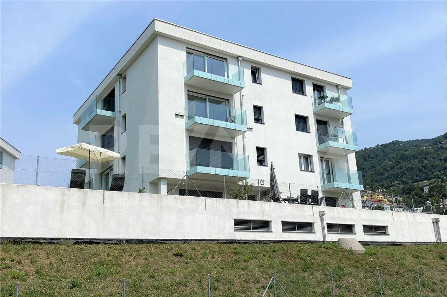 Modern 2.5-room apartment with balcony and panoramic view - Photo 2 of 11