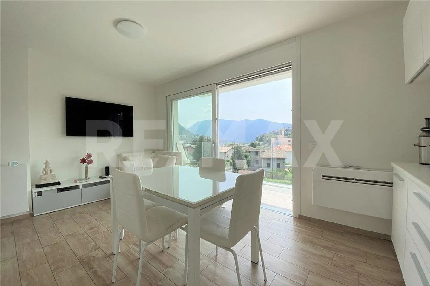 Modern 2.5-room apartment with balcony and panoramic view - Photo 5 of 11