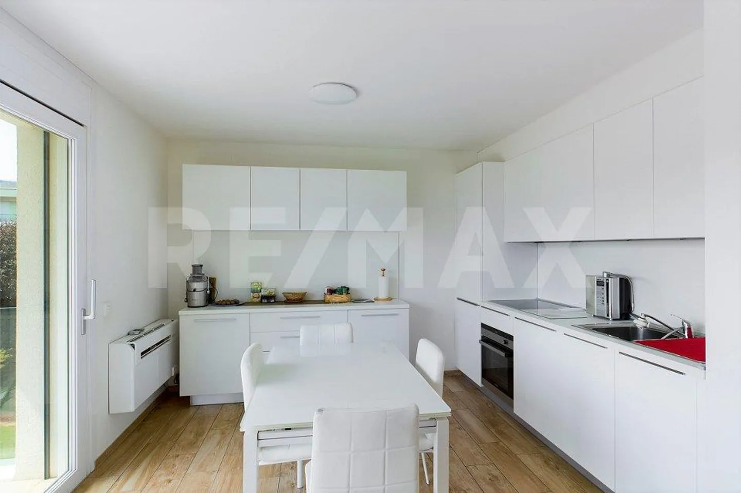 Modern 2.5-room apartment with balcony and panoramic view - Photo 3 of 11