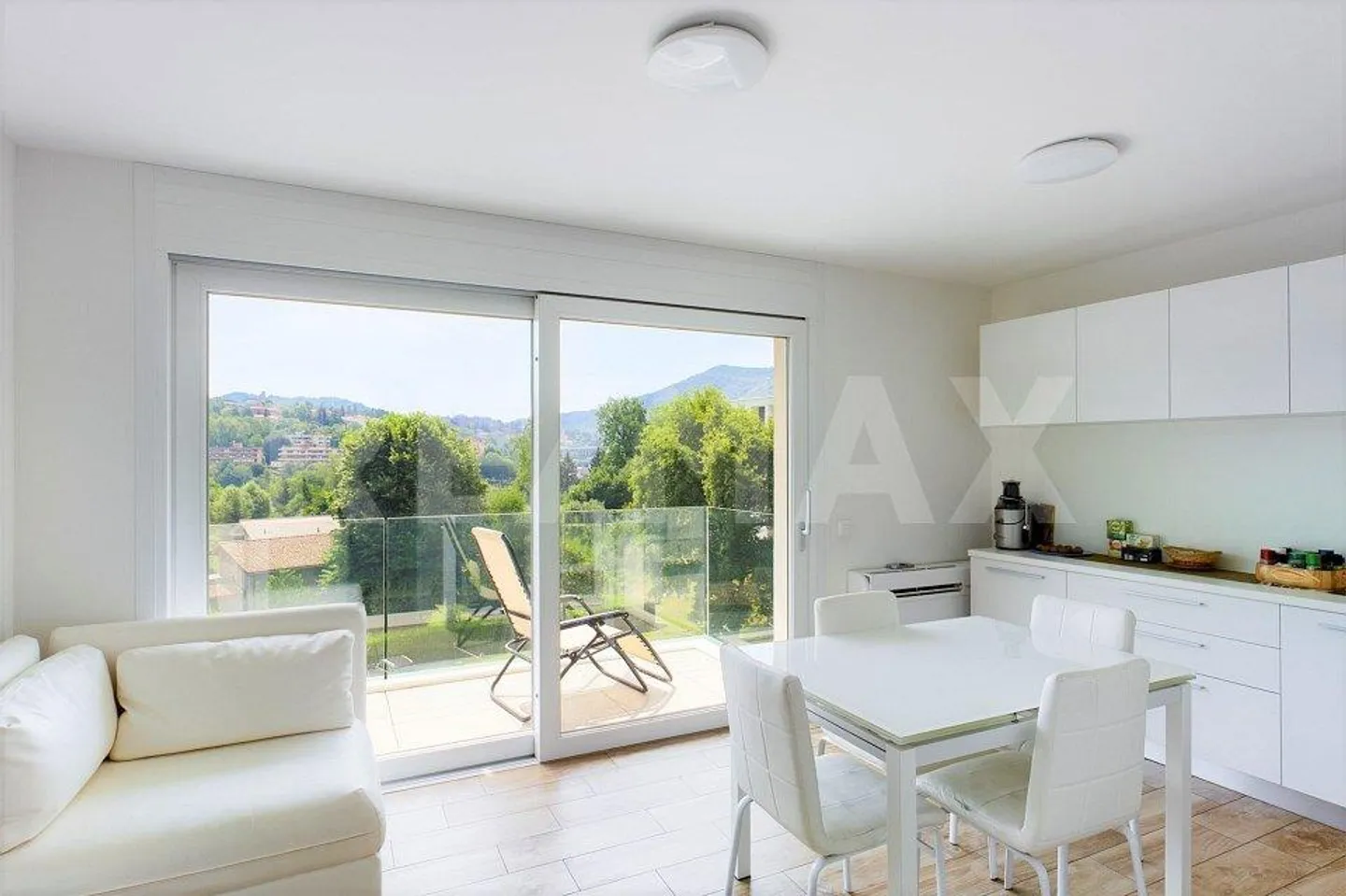 Modern 2.5-room apartment with balcony and panoramic view - Photo 4 of 11