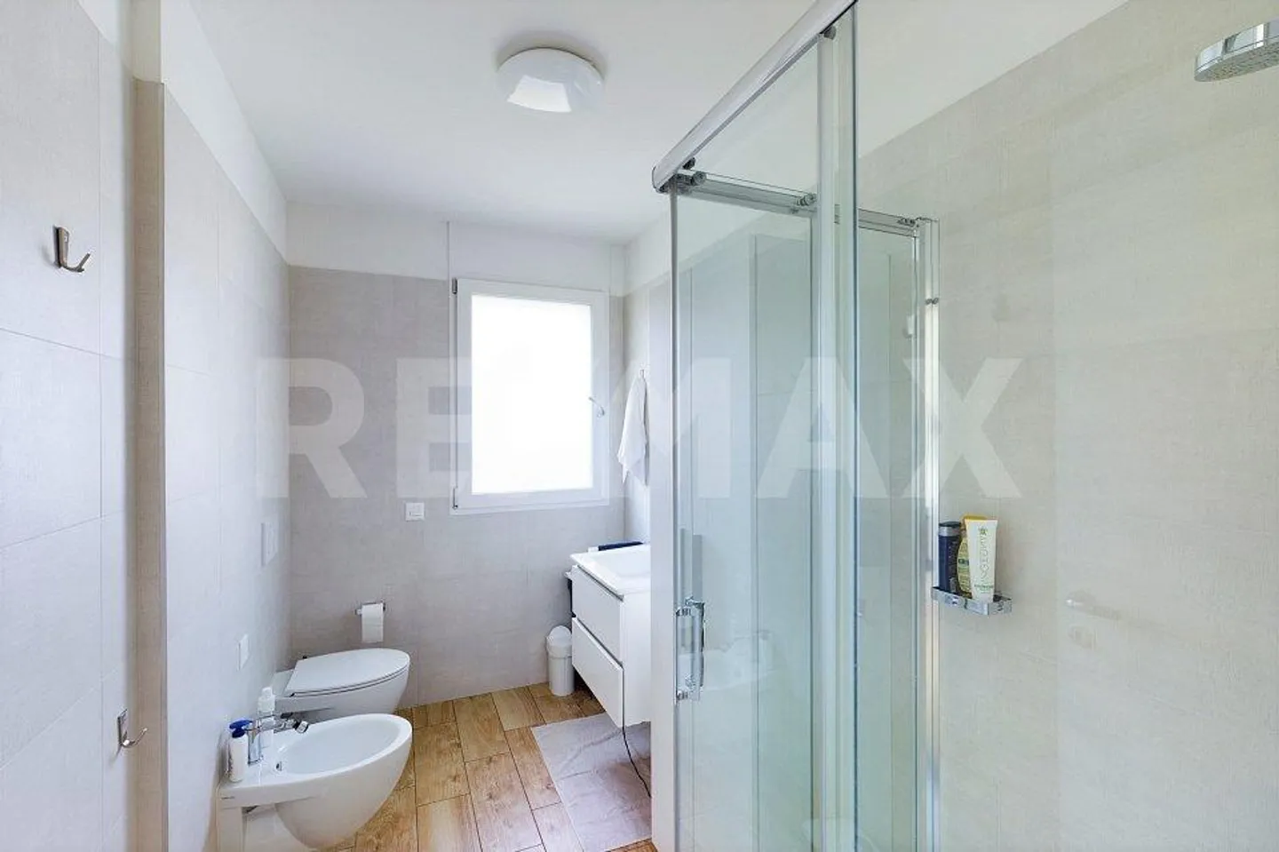 Modern 2.5-room apartment with balcony and panoramic view - Photo 10 of 11