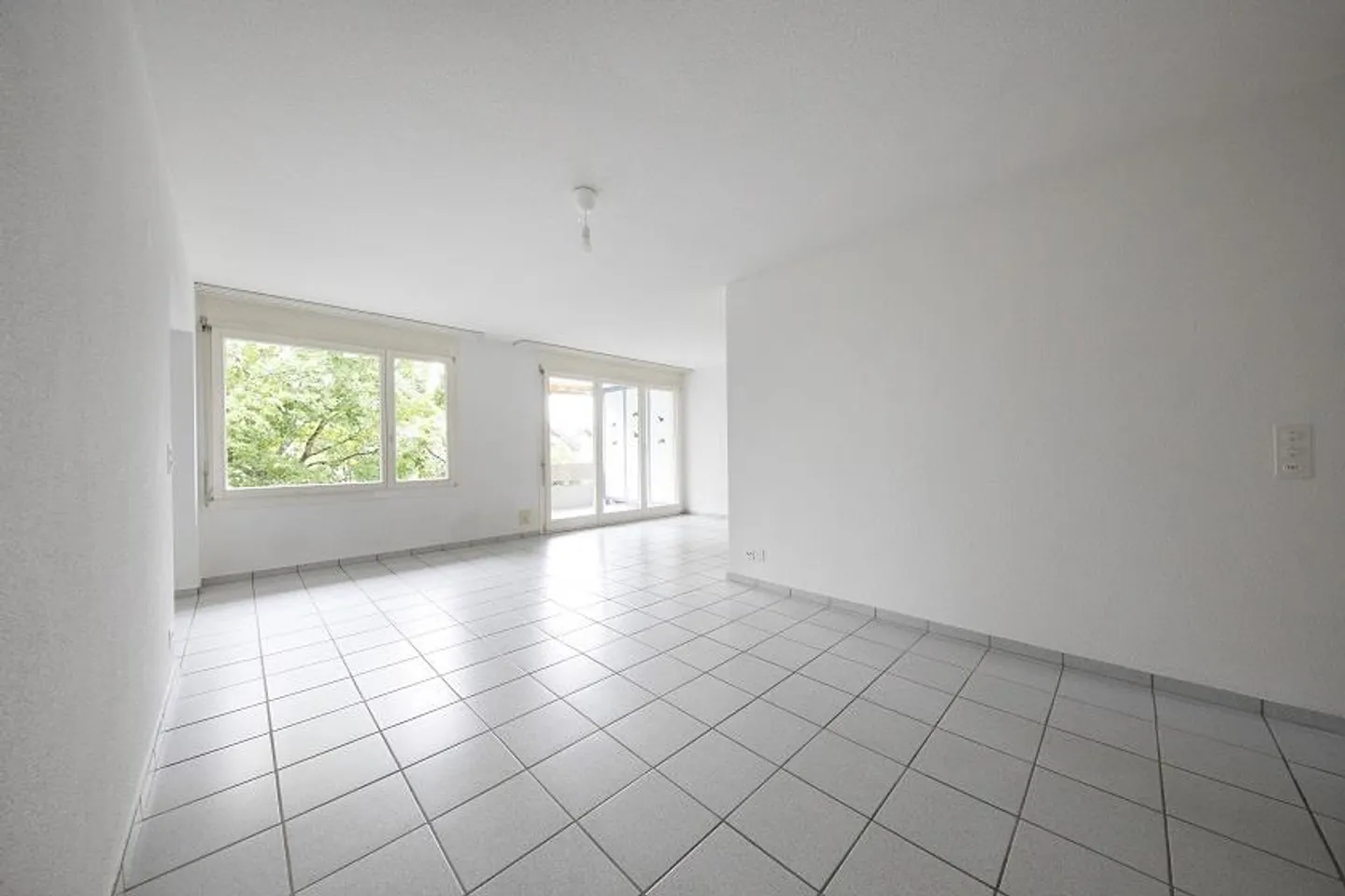 Spacious apartment - Photo 2 of 9