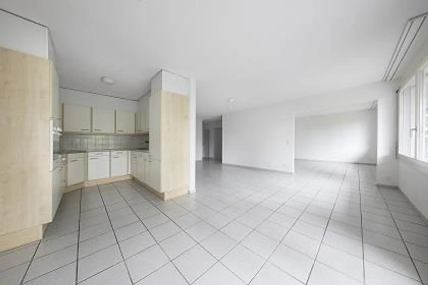 Spacious apartment - Photo 3 of 9