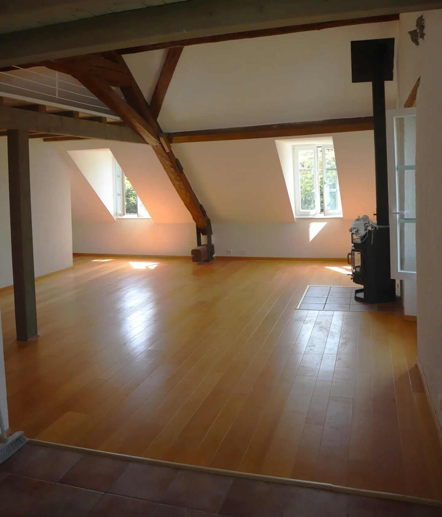 Charming 5.5-room apartment with mezzanine in the heart of Cossonay - Photo 1 of 11