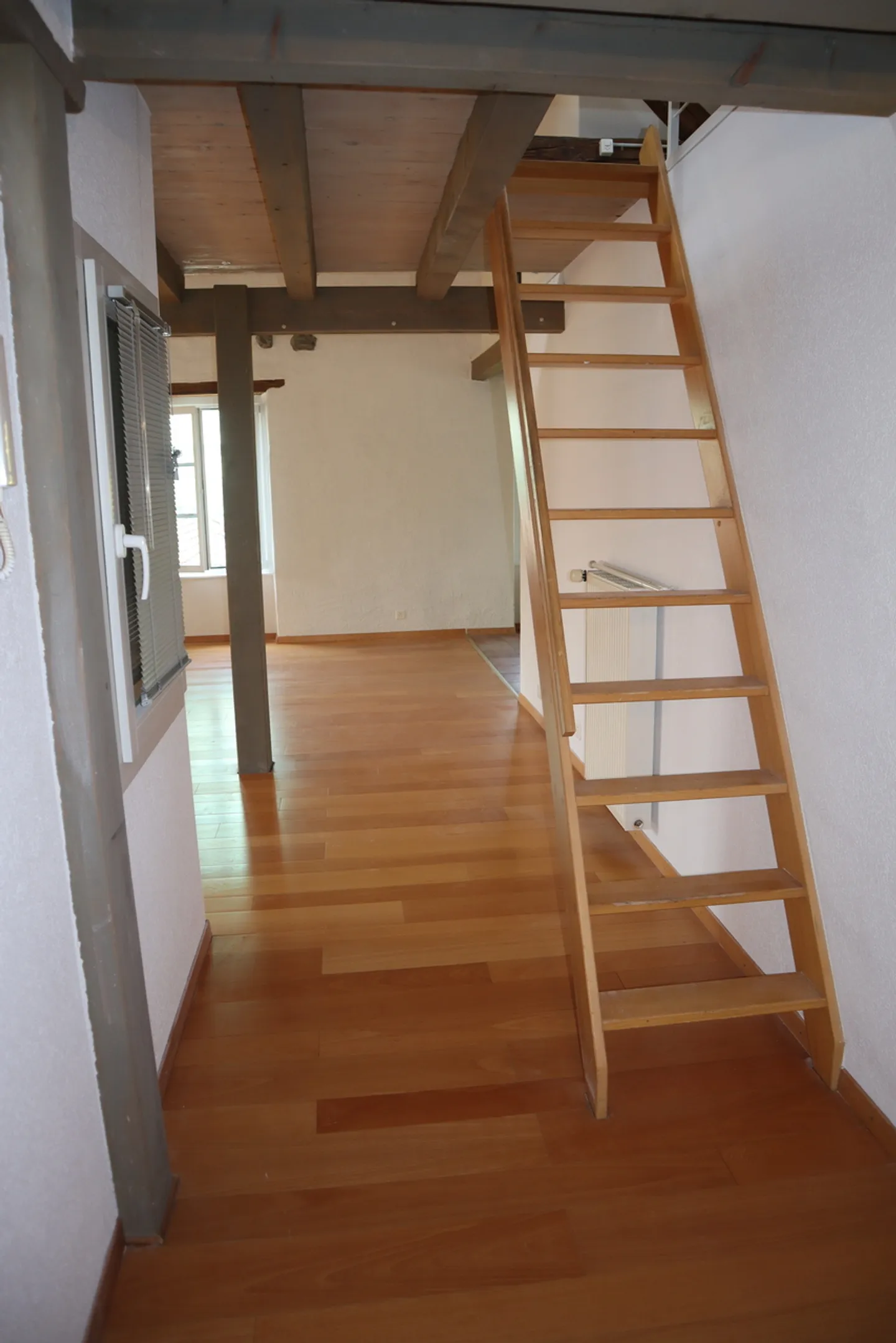 Charming 5.5-room apartment with mezzanine in the heart of Cossonay - Photo 4 of 11