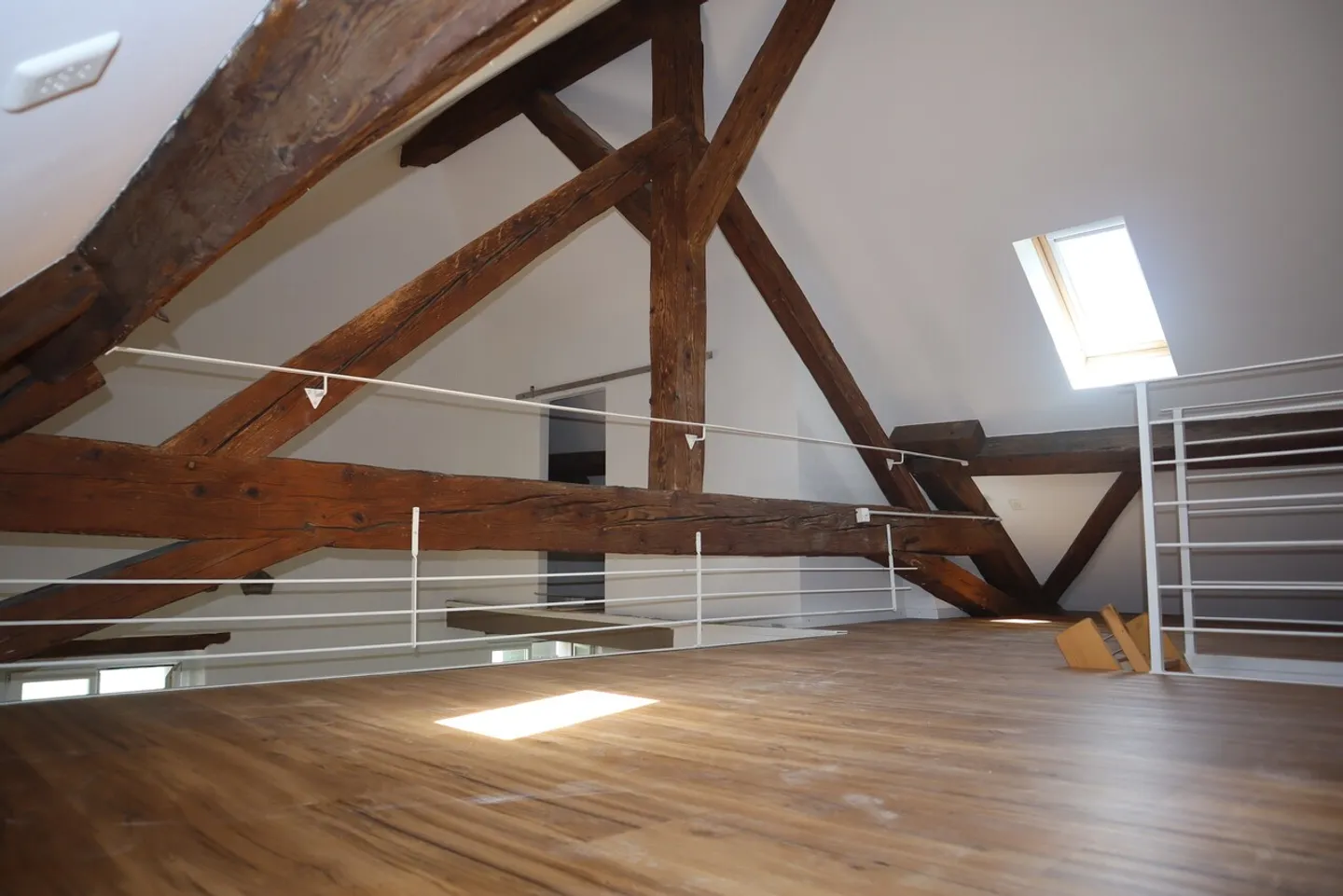 Charming 5.5-room apartment with mezzanine in the heart of Cossonay - Photo 5 of 11