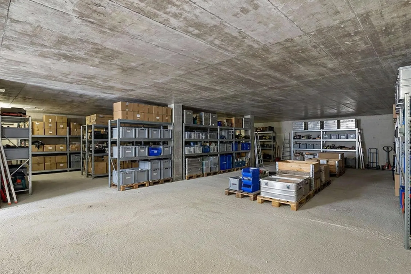 Magazzino e spazio commerciale sotto lo stesso tetto - Foto 6 di 13