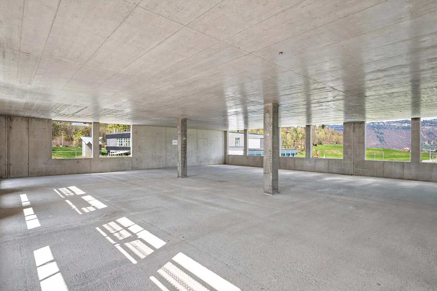 Magazzino e spazio commerciale sotto lo stesso tetto - Foto 1 di 13